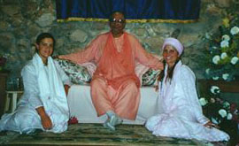 (left to right) Ananya Bhakti Devi, Srila Govinda Maharaj & Rohini Shakti Devi