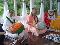 Rohini Shakit Devi & Srila Trivikram Maharaj leading the devotees in kirtan