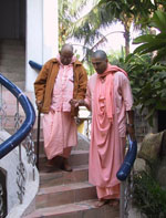 Srila Govinda Maharaj & Trivikram Maharaj in Nabadwip, India